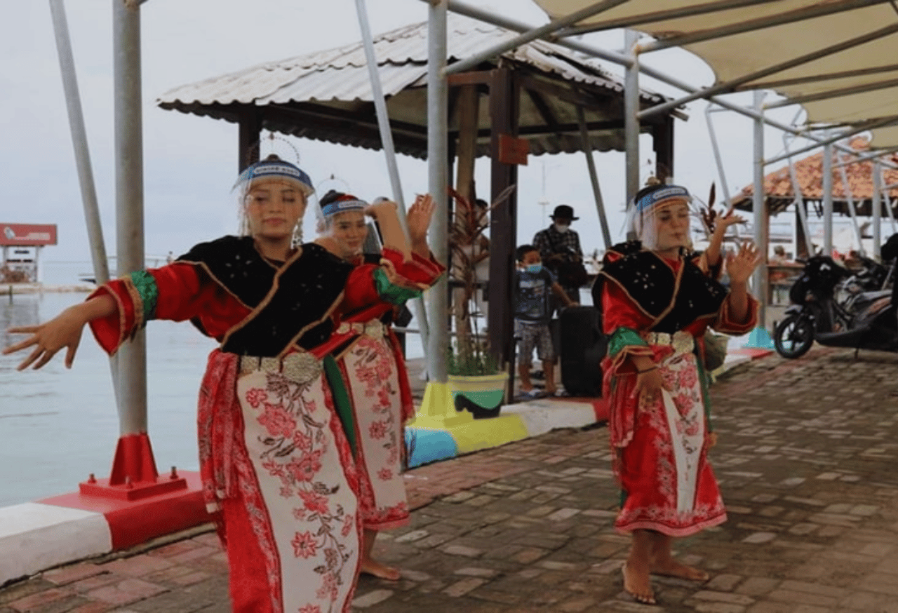 Akomodasi kegiatan tradisional masyarakat lokal